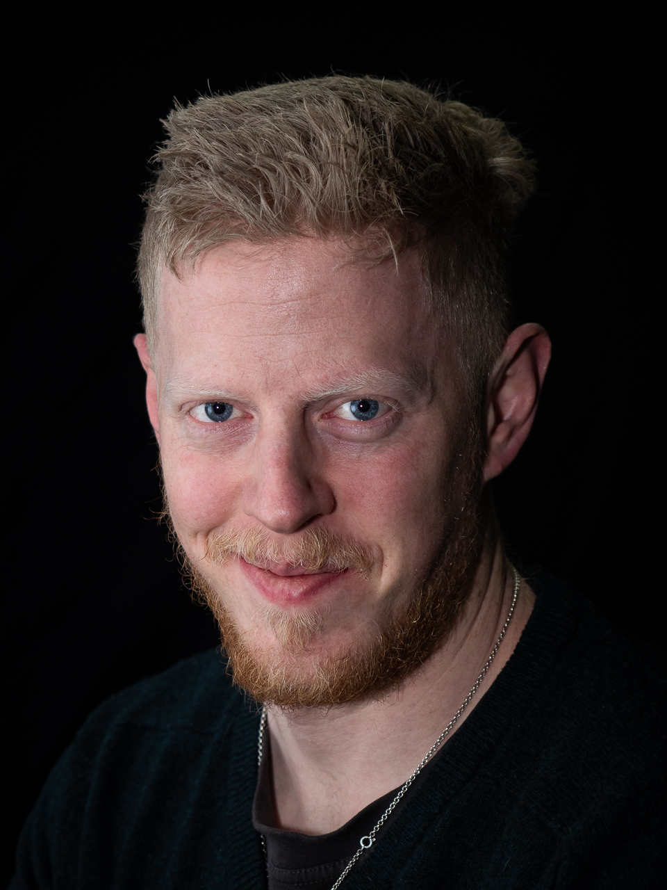 Rob Downham head shot by Andy Wasley: https://andywasley.com