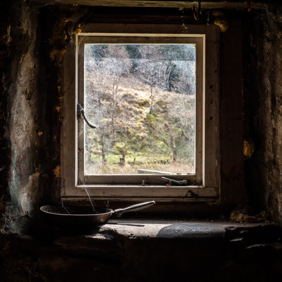 Coronavirus and hiking: Travel photography Scotland: Corryhully Bothy, a shelter in Glen Finnan on the Cape Wrath Trail